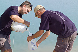 Christian Siebert und Dr. Tino Rödiger (beide UFZ) während der Probennahme von Grundwasser am Toten Meer. Foto: André Künzelmann/UFZ