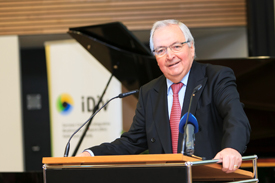 Prof. Klaus Töpfer bei seinem Festvortrag Prof. Klaus Töpfer bei seinem Festvortrag