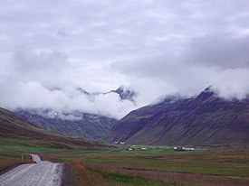 Wolkenverhangene Berge auf Island