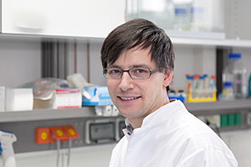Dr. Jörg Hackermüller, der Leiter der Helmholtz-Hochschul-Nachwuchsgruppe und wissenschaftlicher Mitarbeiter im Department Proteomics am UFZ. Dr. Jörg Hackermüller, der Leiter der Helmholtz-Hochschul-Nachwuchsgruppe