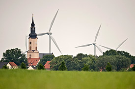 Die Nähe von Windkrafträdern an Siedlungen führt häufig zu Konflikten.