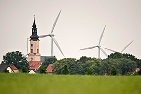 Die Nähe von Windkrafträdern an Siedlungen führt häufig zu Konflikten. Die Nähe von Windkrafträdern an Siedlungen führt häufig zu Konflikten.