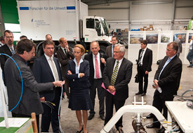 Dr. Peter Dietrich vom UFZ (links im Bild) gibt Sachsens Umweltminister Frank Kupfer (zweiter von links) und Sachsens Wissenschaftsmininisterin Sabine von Schorlemer (dritte von links) einen Überblick zu der am UFZ eingesetzten Geotechnik.