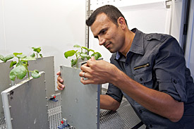 Ahmad Moradi vor der Klimakammer in der Experimentierhalle an der PSI-Neutronenquelle SINQ