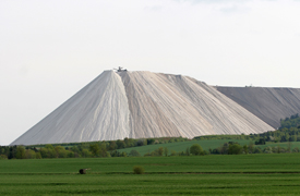 Blick auf den so genannten Monte Kali. Der rund 200 Meter hohe Berg besteht aus etwa 150 Millionen Tonnen aufgeschütteten Abraumsalz. Wintershall Monte Kali