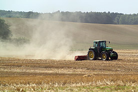 Traktor auf Getreidefeld