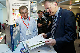 EU-Kommissar Janez Potocnik und Lyubomir Penev, Pensoft-Verlag bei der Überreichung des Atlas EU-Kommissar Janez Potocnik und Lyubomir Penev, Pensoft-Verlag