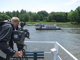 20 Jahre nach der ersten deutsch-deutschen Messfahrt wurde dieses historische Ereignis auf der Elbe bei Magdeburg nachgestellt. Im Mittelpunkt des Interesses die Albis, das Forschungsschiff des UFZ. Das UFZ-Forschungsschiff Albis auf der Elbe