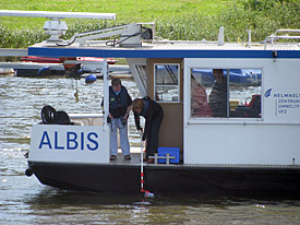 Martina Barbarowski (r.) und Heike Goreczka entnehmen auf dem Forschungsschiff Albis Wasserproben der Elbe - in Erinnerung an die erste Messfahrt vor 20 Jahren. Probennahme auf dem UFZ-Forschungsschiff Albis auf der Elbe