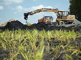 Ein Bagger bringt das Sediment aus dem Elsterbecken bei Leipzig in einem Behandlungsbecken der BAUER Umwelt GmbH aus. Ein Bagger bringt das Sediment aus dem Elsterbecken bei Leipzig in einem Behandlungsbecken der BAUER Umwelt GmbH aus.