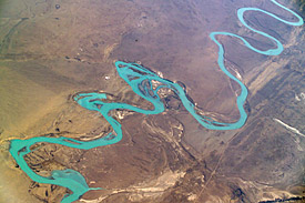 Flussverlauf in trockener Landschaft