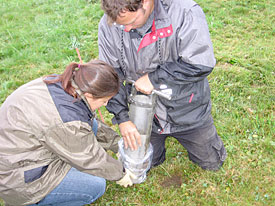 Wissenschaftler bei der ökologischen Geländearbeit auf einer Bergwiese in Thüringen