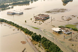 Hochwasser August 2002: Überflutete Tankstelle bei Bitterfeld