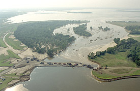 Hochwasser 2002/ Dammdurchbruch zwischen Mulde und Goitsche.