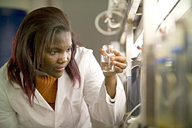 Alvine L. Meyabeme Elono aus Kamerun im Labor