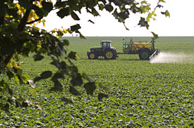 Stickstoffhaltiger Dünger in der Landwirtschaft Traktor auf Feld