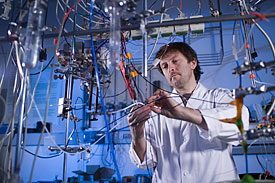 Dr. Detlef Lazik im Labor