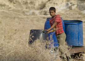 im Nahen Osten und vielen Ländern in Zentral Asien hat die Bevölkerung weit weniger als 1000 Kubikmeter Wasser pro Person und Jahr.