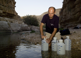 Dr. Tino Rödiger vom UFZ bei Untersuchungen zur Wasserqualität