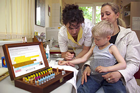 Klinik-Schwester Annett Bergner mit einem Kindergartenkind beim Prick-Test Klinik-Schwester Annett Bergner mit einem Kindergartenkind beim Prick-Test