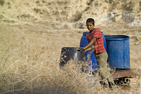 In allen Ländern Nordafrikas, im Nahen Osten und vielen Ländern in Zentral Asien hat die Bevölkerung weit weniger als 1000 Kubikmeter Wasser pro Person und Jahr zur Verfügung.