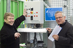 Petra Wernicke und UFZ-Geschäftsführer Prof. Georg Teutsch bei der Inbetriebnahme einer Pilotanlage zur Grundwassersanierung in Zeitz