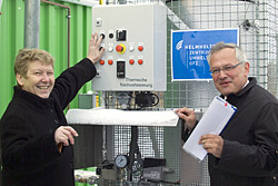 Pilotanlage zur Grundwassersanierung Petra Wernicke und UFZ-Geschäftsführer Prof. Georg Teutsch bei der Inbetriebnahme einer Pilotanlage zur Grundwassersanierung in Zeitz