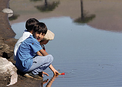 Spielende Kinder am Lago Caviahue in Argentinien