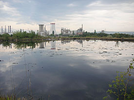 Ein Teersee nahe der noch aktiven Raffinerie. Ein Teersee nahe der noch aktiven Raffinerie.