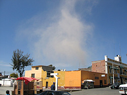 Eine kleine Windhose in Mexiko-Stadt Eine kleine Windhose in Mexiko-Stadt