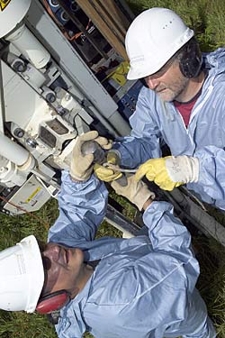 Proben werden aus dem Grundwasserkörper entnommen Proben werden aus dem Grundwasserkörper entnommen