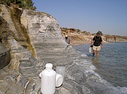 Dr. Stefan Geyer beim Ziehen von Wasserproben