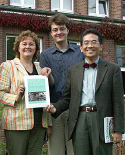 Dr. Sigrun Kabisch mit den beiden Herausgebern Prof. Sing C. Chew und Dr. Matthias Groß Dr. Sigrun Kabisch mit den beiden Herausgebern Prof. Sing C. Chew und Dr. Matthias Groß