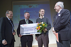 Preisübergabe an den Gewinner Preisübergabe an den Gewinner des Wettbewerbes