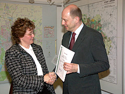 Übergabe der Studie an Leipzigs Oberbürgermeister Wolfgang Tiefensee Übergabe der Studie an Leipzigs Oberbürgermeister Wolfgang Tiefensee