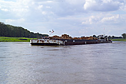 Schubkahn auf der Elbe