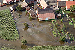 Anschwemmung und Kontamination von Schadstoffen (Heizöl) in einen Bauernhof bei Segrehna