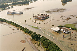 Überflutete Tankstelle bei Bitterfeld