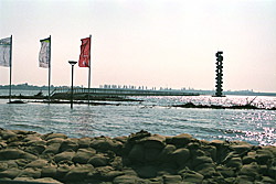 Der Goitsche-See bei Bitterfeld mit schwimmenden Pegelturm