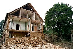 Vom Hochwasser geschädigtes Haus Vom Hochwasser geschädigtes Haus