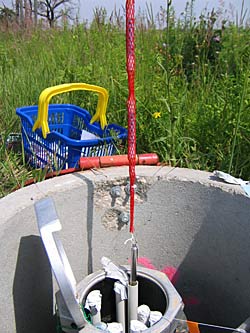 Wissenschaftler bringen die Bakterienfallen in die Grundwasserbrunnen der Altlast ein Wissenschaftler bringen die Bakterienfallen in die Grundwasserbrunnen der Altlast ein