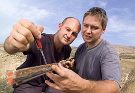 Bodenprobenahme im Nahen Osten von Dr. Tino Rödiger (links) und Dr. Christian Siebert (rechts), UFZ Bodenprobenahme im Nahen Osten von Dr. Tino Rödiger (links) und Dr. Christian Siebert (rechts), UFZ