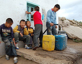 Mongolei - Trinkwasser wir in Kanister abgefüllt