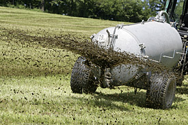 Ausbringung von Gülle auf landwirtschaftlicher Fläche Ausbringung von Gülle auf landwirtschaftlicher Fläche