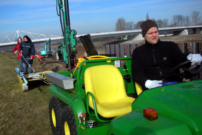 Geophysical measurement at a dyke