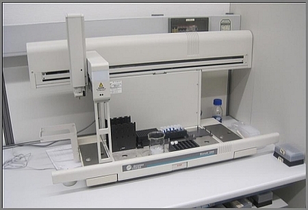 Picture of a pipetting roboter in our lab Picture of a pipetting roboter in our lab