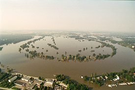Auswirkungen des Augusthochwassers 2002 - Elbeschleife nördlich von Dessau/Sachsen-Anhalt 