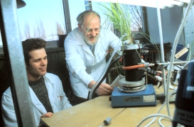 Ullrich Soltmann (left) and Helmut Wand (right) Two persons in nthe lab