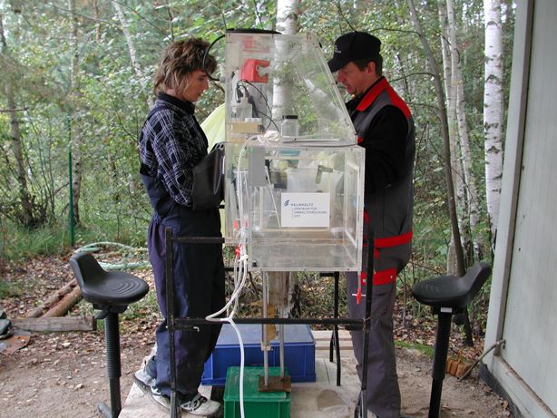 Feldarbeiten an der Sediment-Handschubox Feldarbeiten an der Sediment-Handschubox