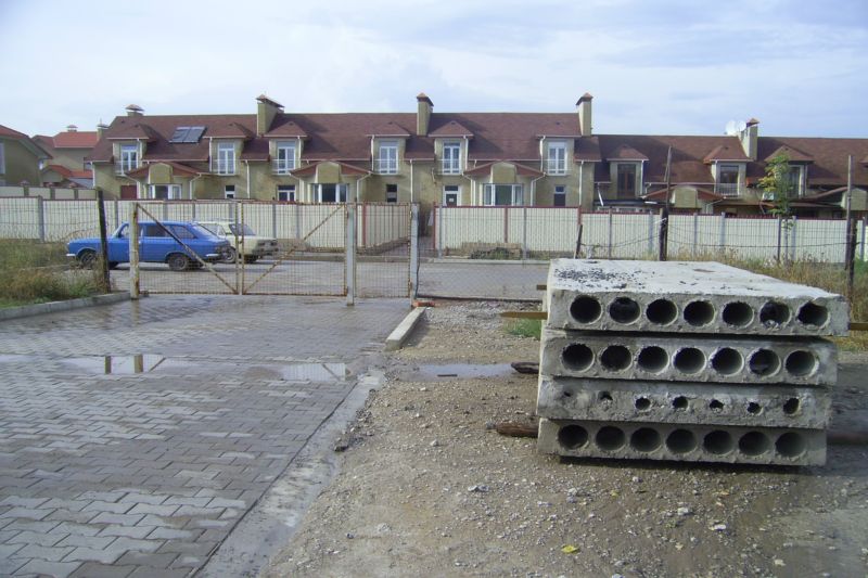 Gated housing at the periphery of Donetsk